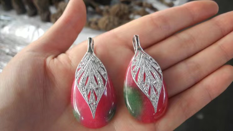 七彩光华，颈间雅韵——探秘925银镶嵌玉石锁骨项链的魅力